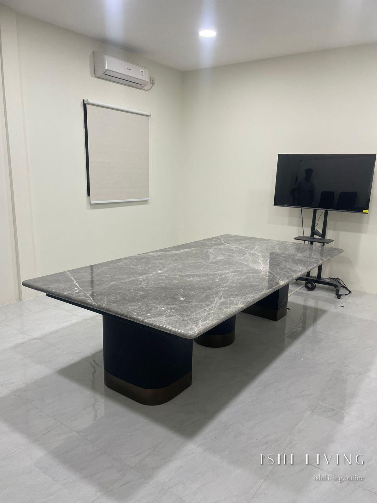 Meja meeting room marmer abu-abu dengan pedestal hitam