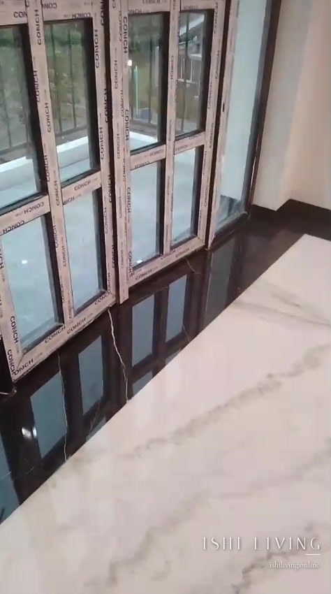 Kilap cermin lantai marmer memantulkan jendela